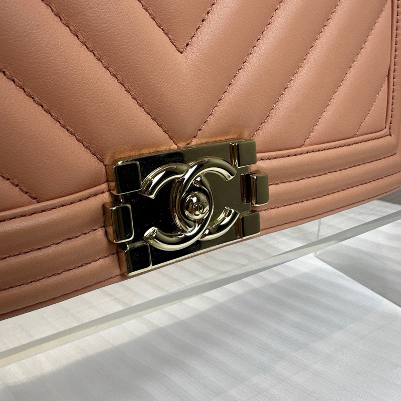 香奈兒/Chanel Leboy粉色金扣V紋中號肩背斜背包25x9x15cm-13