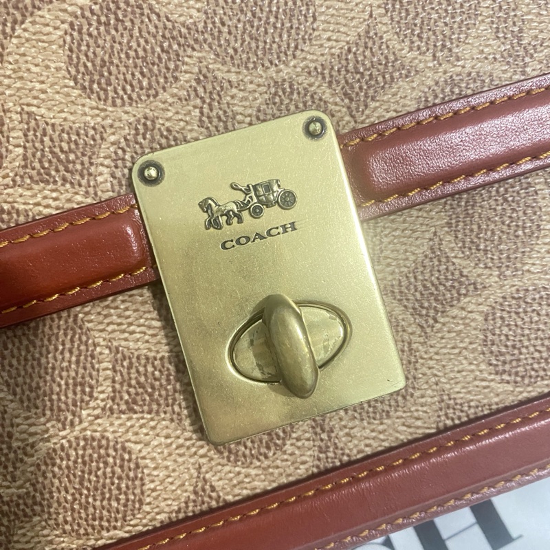 COACH 塗層帆布Chain Shoulder金 扣肩背袋-1