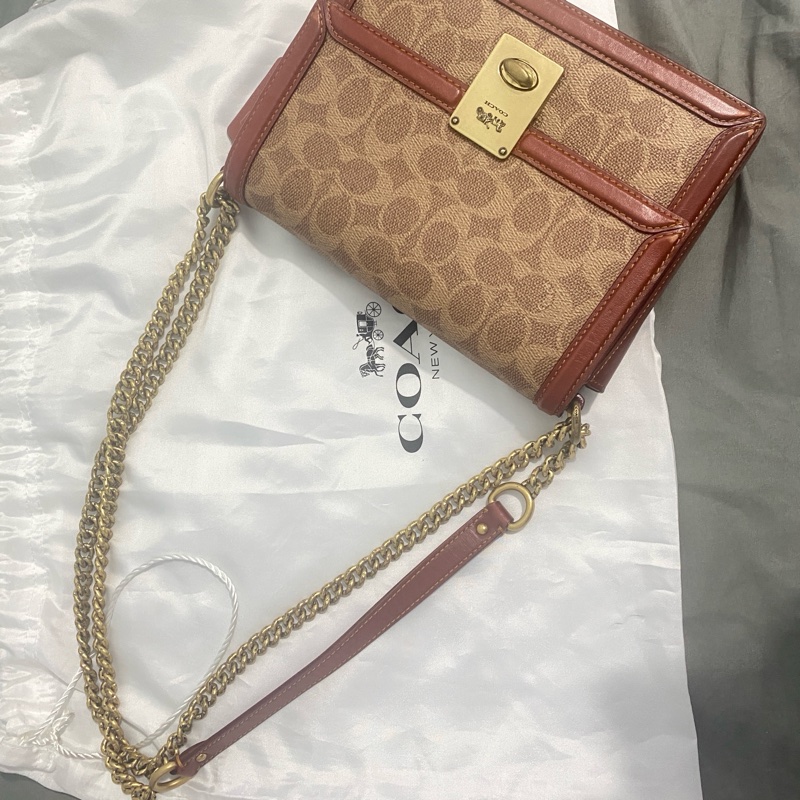 COACH 塗層帆布Chain Shoulder金 扣肩背袋-3