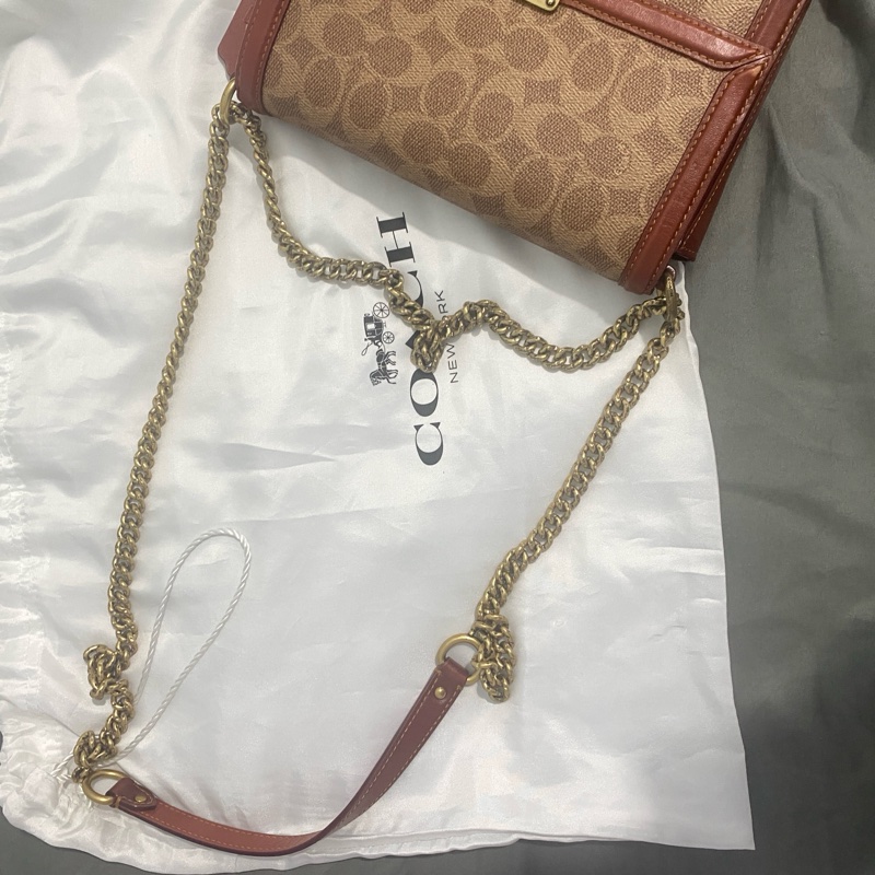 COACH 塗層帆布Chain Shoulder金 扣肩背袋-4