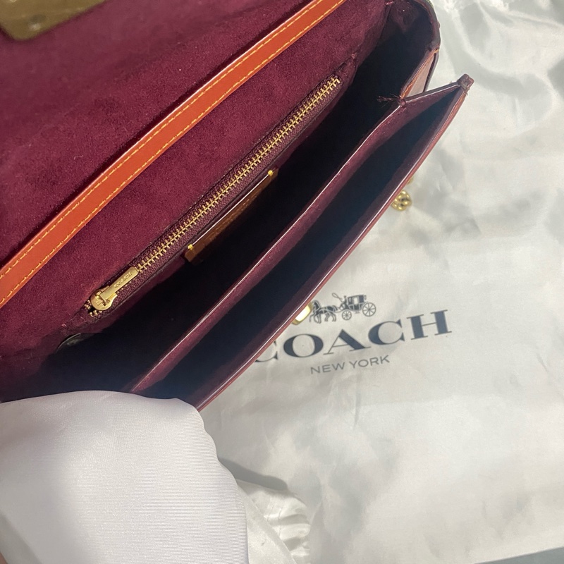 COACH 塗層帆布Chain Shoulder金 扣肩背袋-6