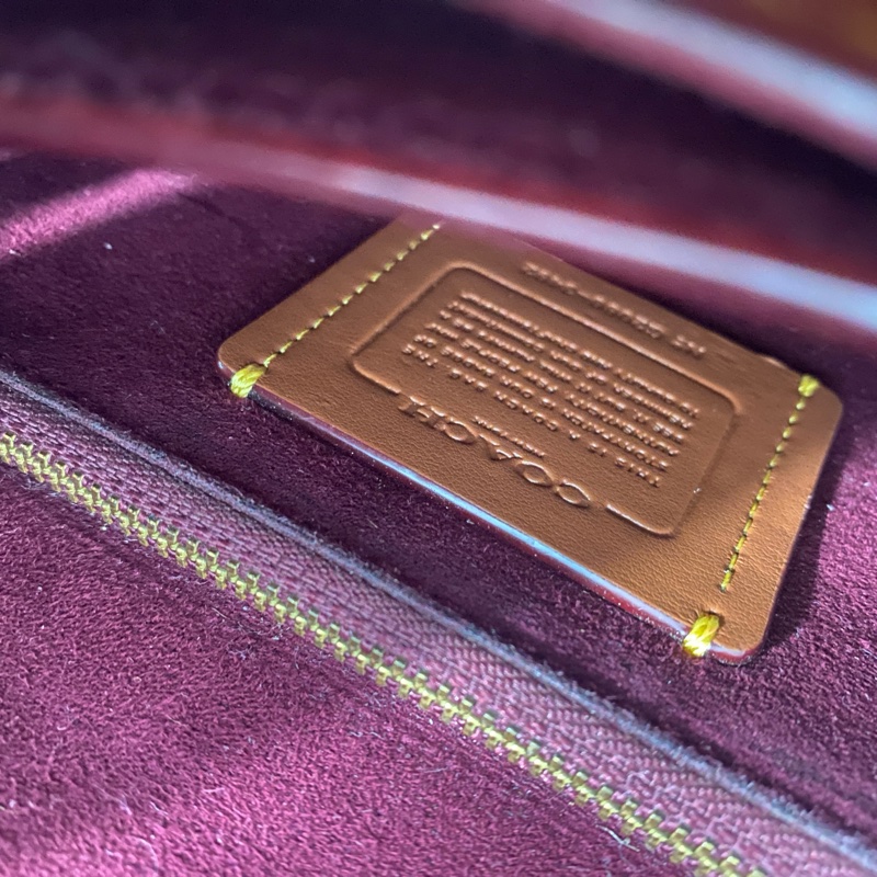 COACH 塗層帆布Chain Shoulder金 扣肩背袋-7