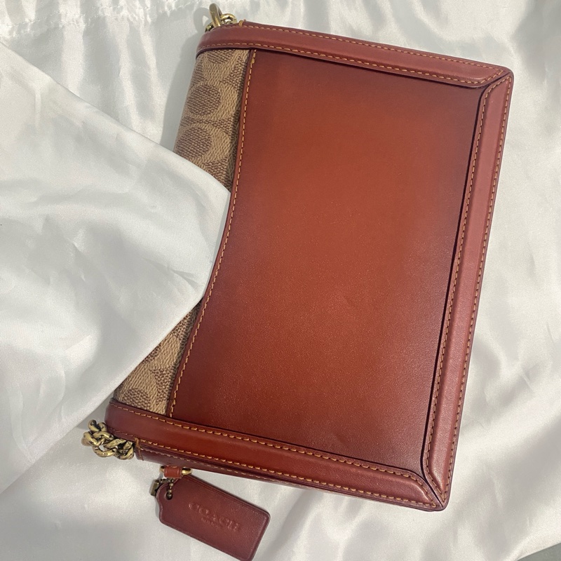 COACH 塗層帆布Chain Shoulder金 扣肩背袋-8