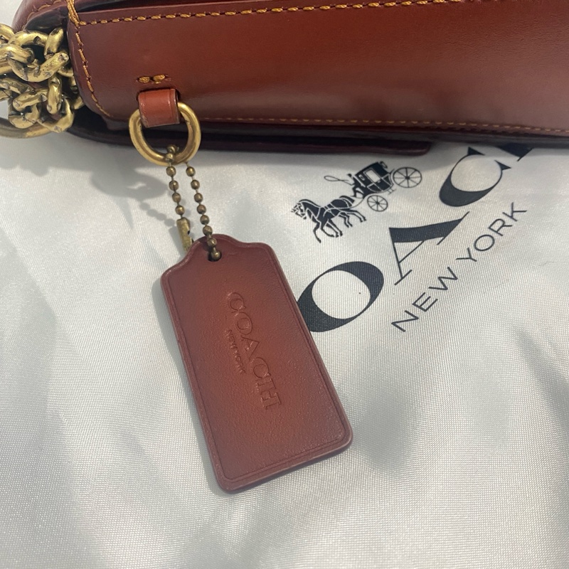 COACH 塗層帆布Chain Shoulder金 扣肩背袋-9