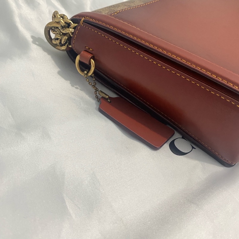 COACH 塗層帆布Chain Shoulder金 扣肩背袋-11