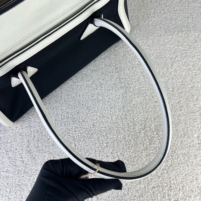 PRADA 熊貓拼色托特包 手提包 有肩帶可斜挎 白色牛皮拼黑色帆布 尺寸約33*24 款式稀有-11