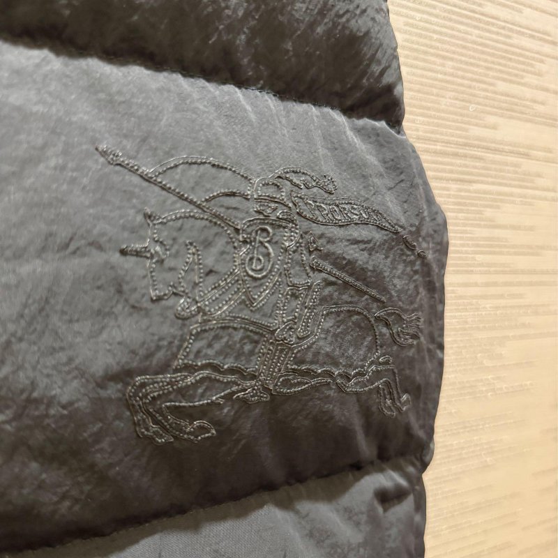 💎Han's house精品服飾💎Burberry 格紋 刺繡 戰馬 羽絨 背心 外套 雙面穿-4