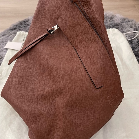 Loewe皮革斜背包