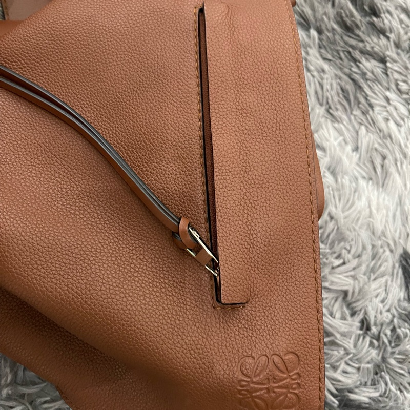 Loewe皮革斜背包-1