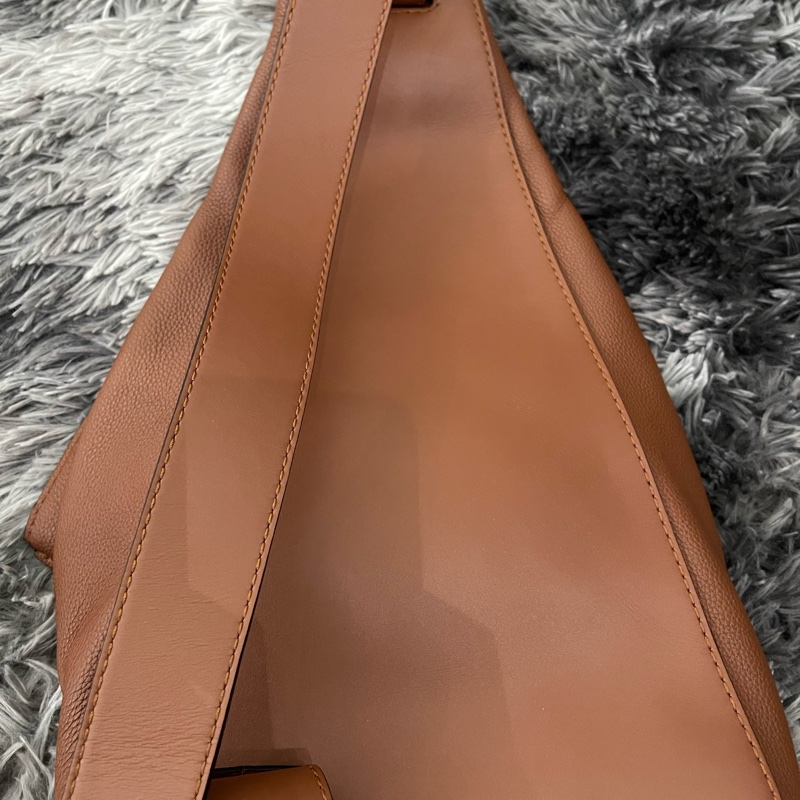 Loewe皮革斜背包-3