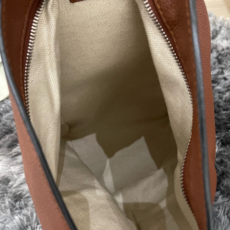 Loewe皮革斜背包-7