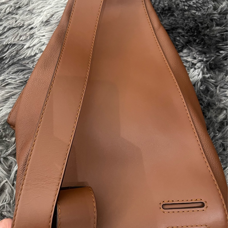Loewe皮革斜背包-9