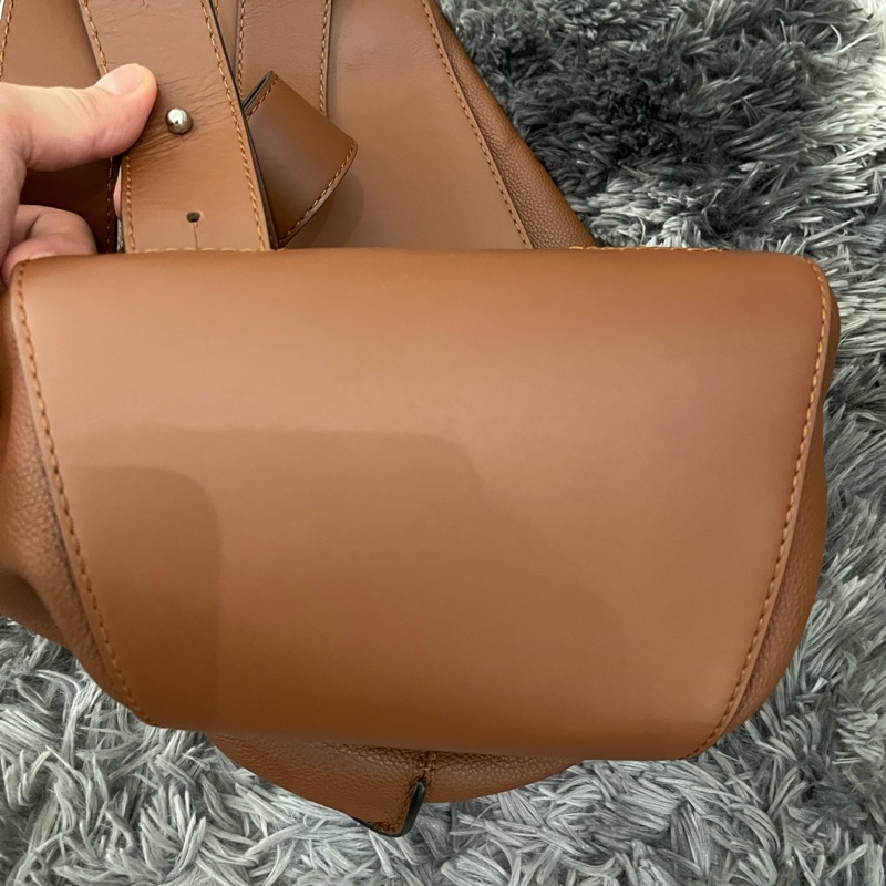Loewe皮革斜背包-10