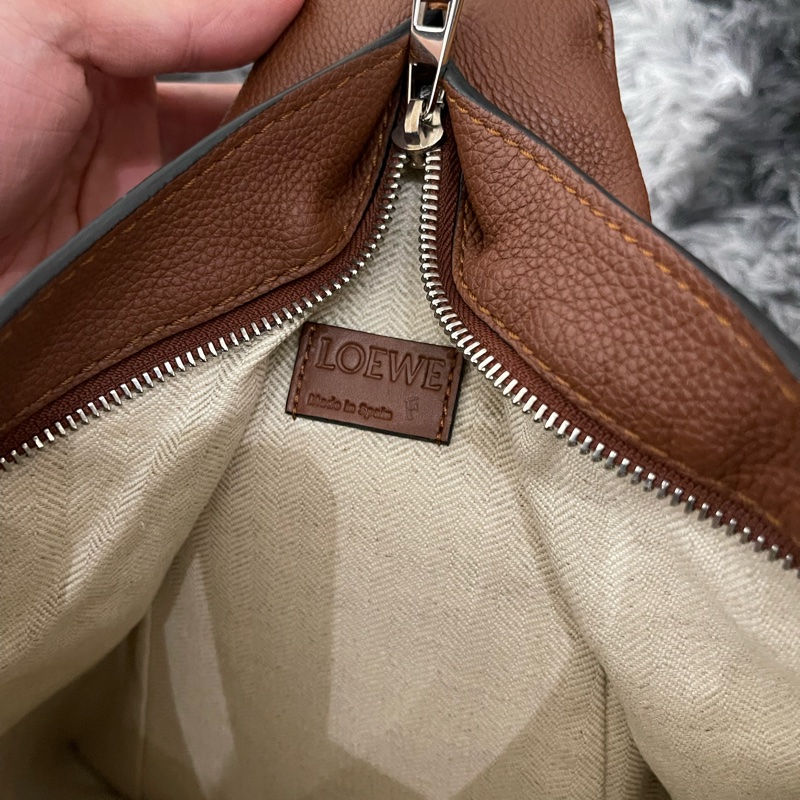 Loewe皮革斜背包-11
