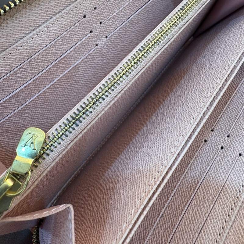 LV 經典老花logo 內裡拼粉色拉鍊長夾-6