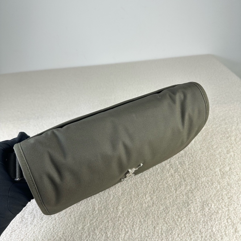 YSL聖羅蘭 niki郵差包 深卡其色棉材質 銀扣 尺寸約32.5*23-6