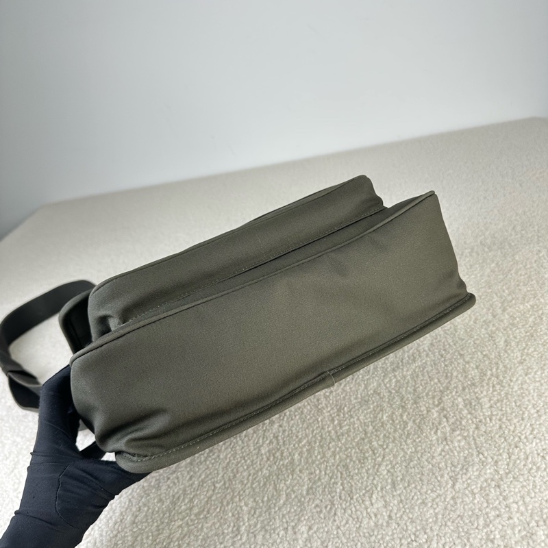 YSL聖羅蘭 niki郵差包 深卡其色棉材質 銀扣 尺寸約32.5*23-7