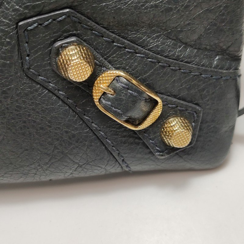 BalenciagaGiant City油蠟皮純色拉鏈鉚釘手拿包-10