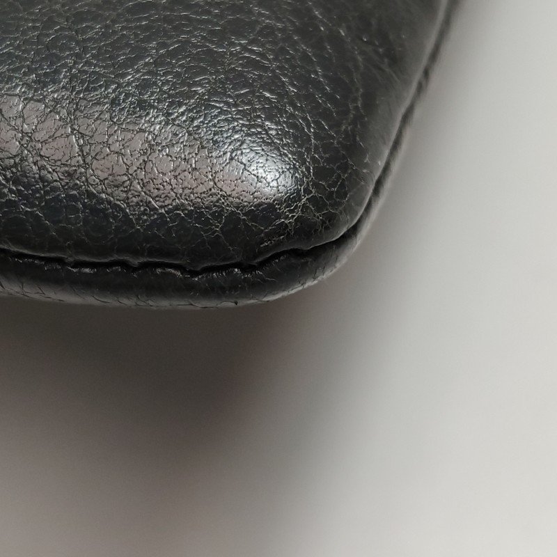 BalenciagaGiant City油蠟皮純色拉鏈鉚釘手拿包-12