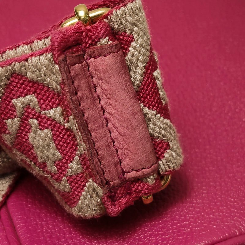 Miu Miu羊皮純色字母Logo斜挎包單肩包-9