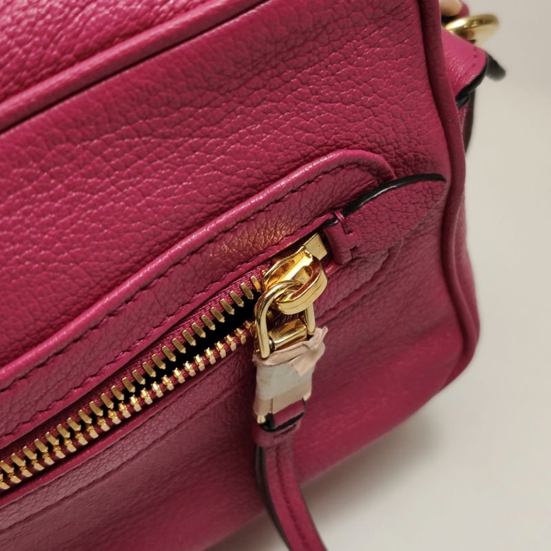 Miu Miu羊皮純色字母Logo斜挎包單肩包-10