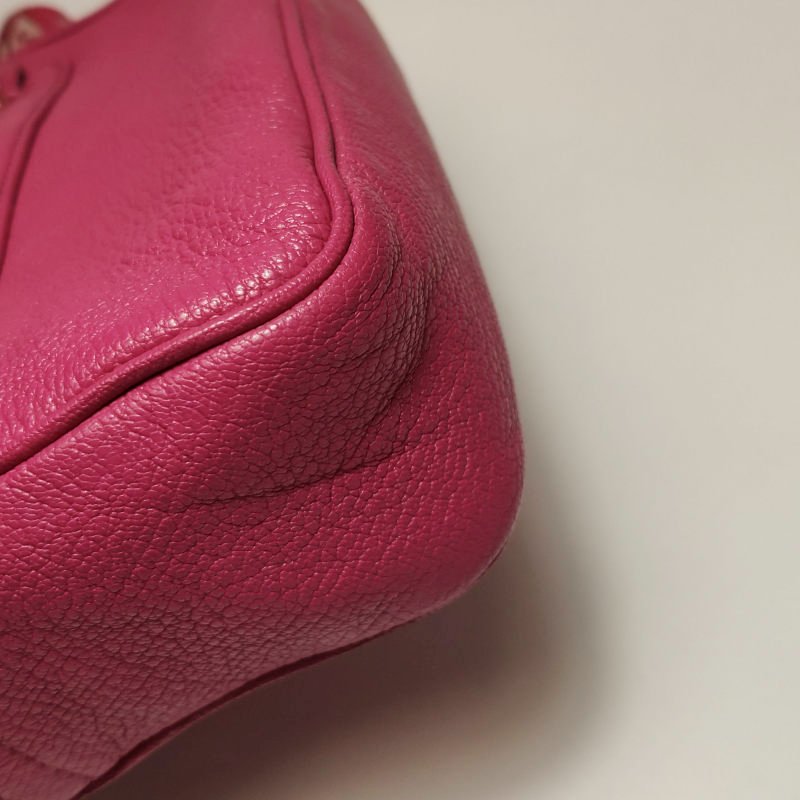 Miu Miu羊皮純色字母Logo斜挎包單肩包-13