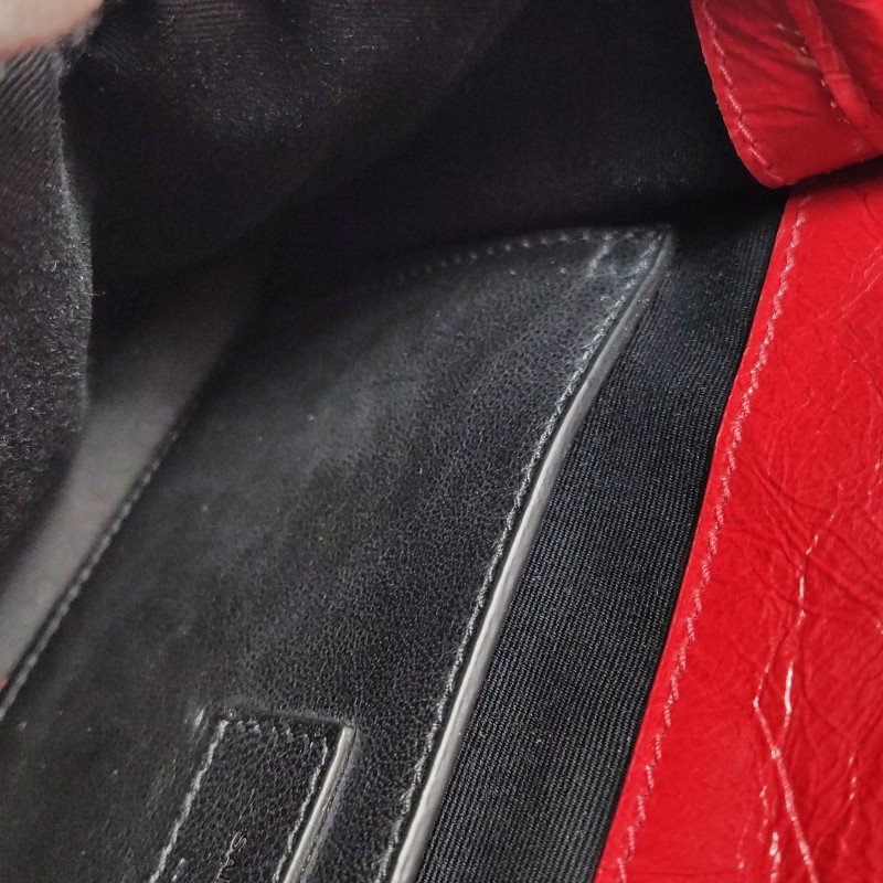 Saint Laurent Niki小號油蠟皮純色V紋絎縫YSL標誌單肩包-9