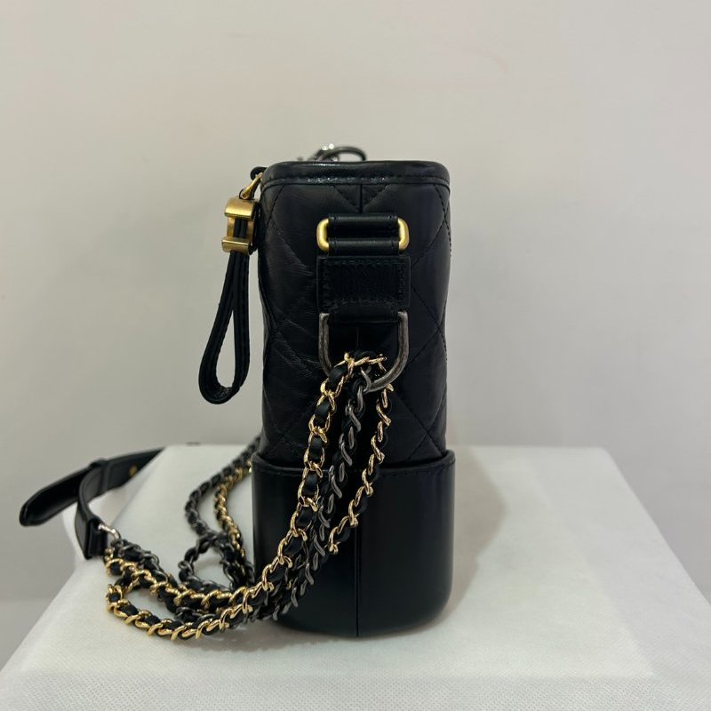 CHANEL黑小牛皮流浪包-1