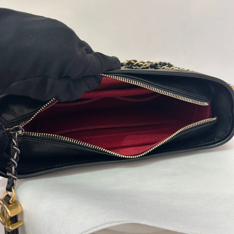 CHANEL黑小牛皮流浪包-7