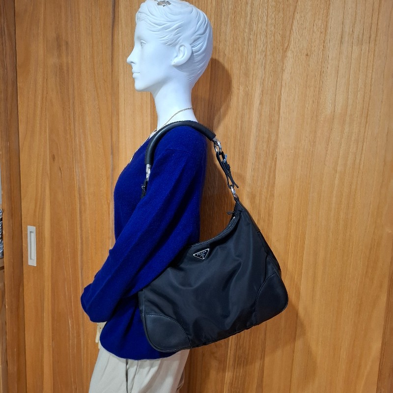 Vintage PRADA 金屬把手滾皮革腋下包-11