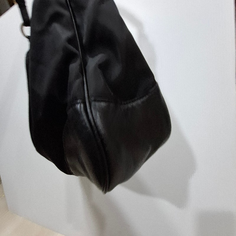 Vintage PRADA 金屬把手滾皮革腋下包-21