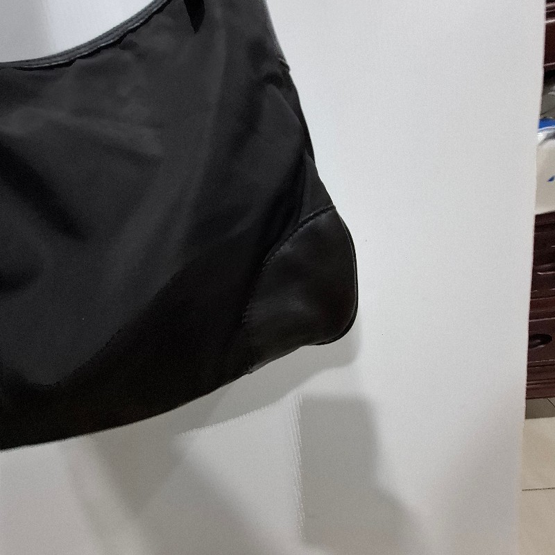 Vintage PRADA 金屬把手滾皮革腋下包-23