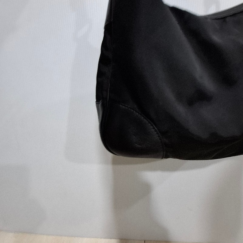 Vintage PRADA 金屬把手滾皮革腋下包-25