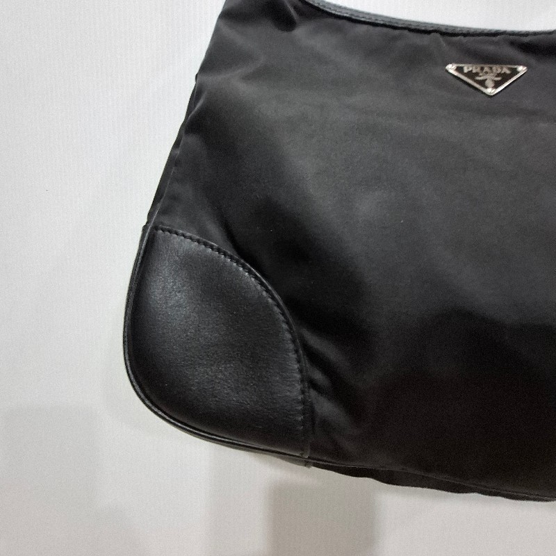 Vintage PRADA 金屬把手滾皮革腋下包-29