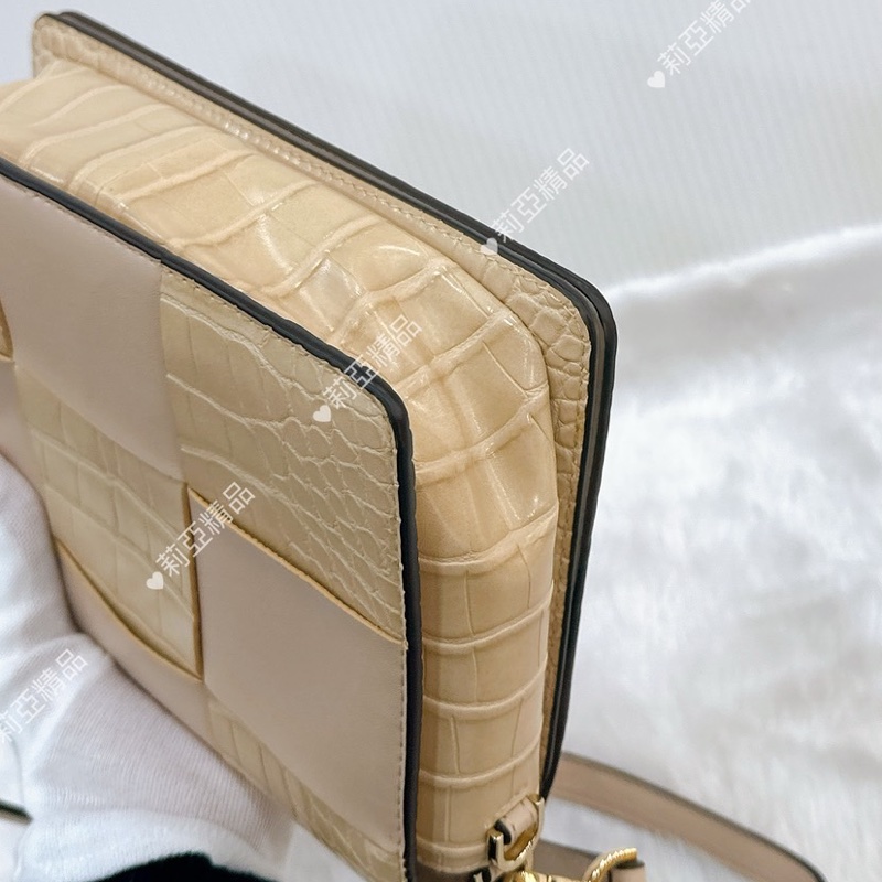 莉亞精品♡MK 奶茶斜背口蓋包 二手-9