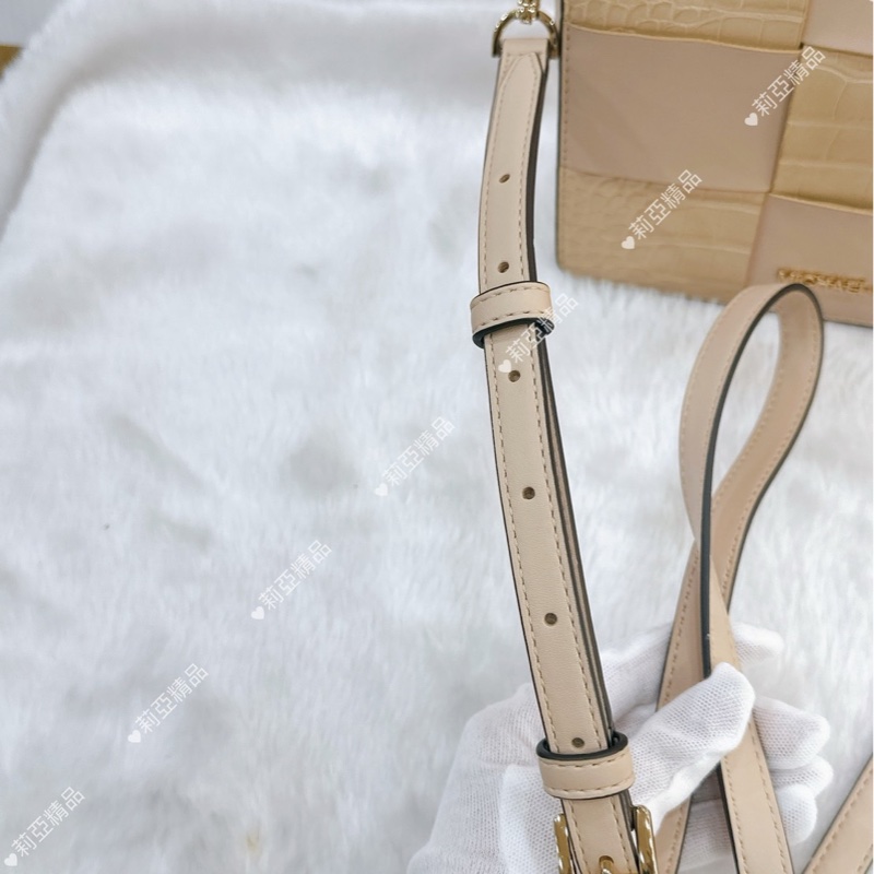 莉亞精品♡MK 奶茶斜背口蓋包 二手-12