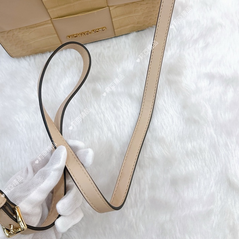 莉亞精品♡MK 奶茶斜背口蓋包 二手-13