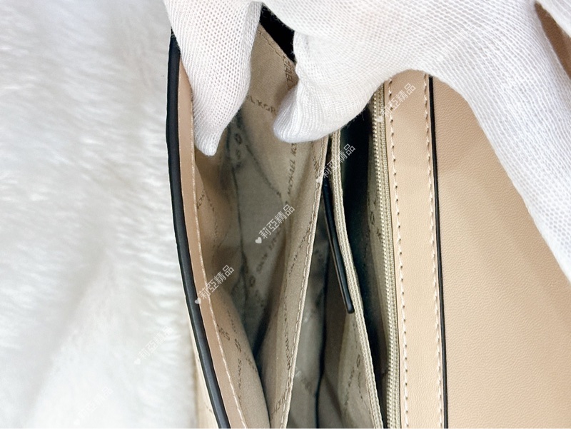 莉亞精品♡MK 奶茶斜背口蓋包 二手-17