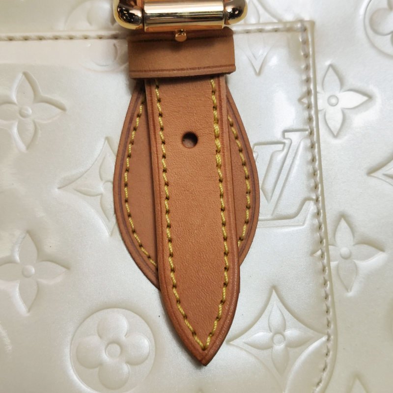 Louis Vuitton(LV)Rosewood植鞣革漆皮純色壓紋老花三角包單肩包-15