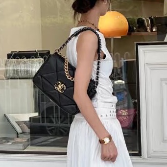 Chanel  19 Bag 菱格紋羊皮黑色金釦  金銀雙色鏈帶 小號 手提/肩背/斜背-4