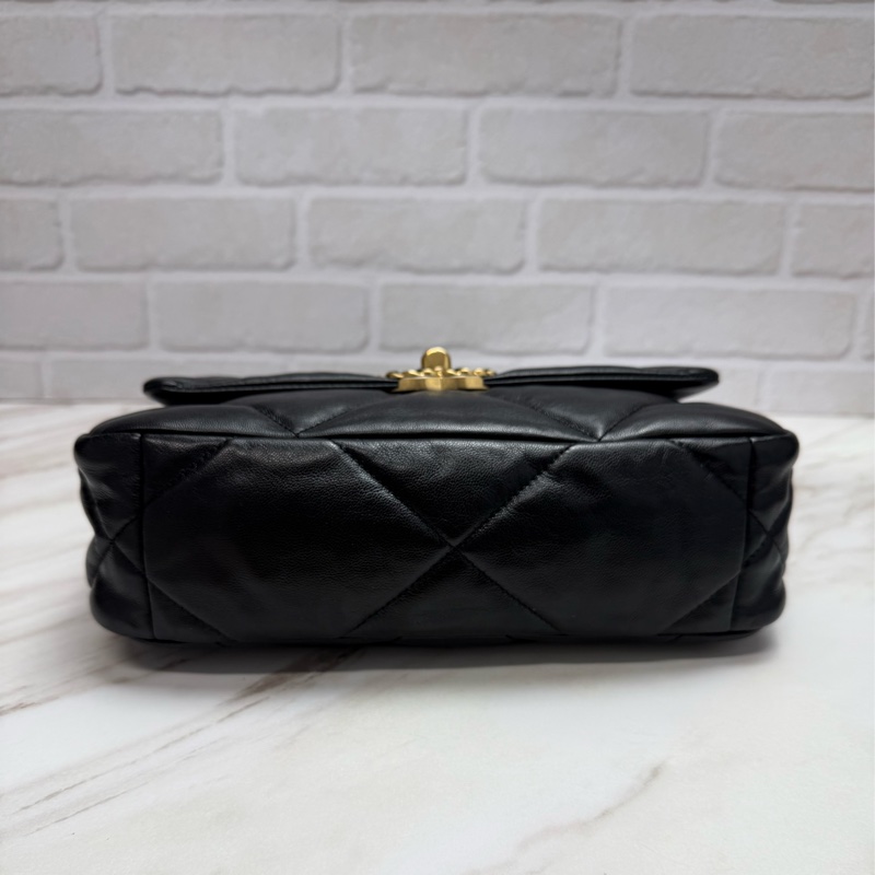 Chanel  19 Bag 菱格紋羊皮黑色金釦  金銀雙色鏈帶 小號 手提/肩背/斜背-7