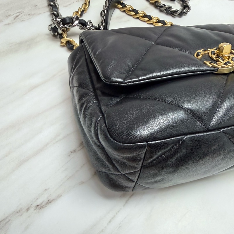 Chanel  19 Bag 菱格紋羊皮黑色金釦  金銀雙色鏈帶 小號 手提/肩背/斜背-8