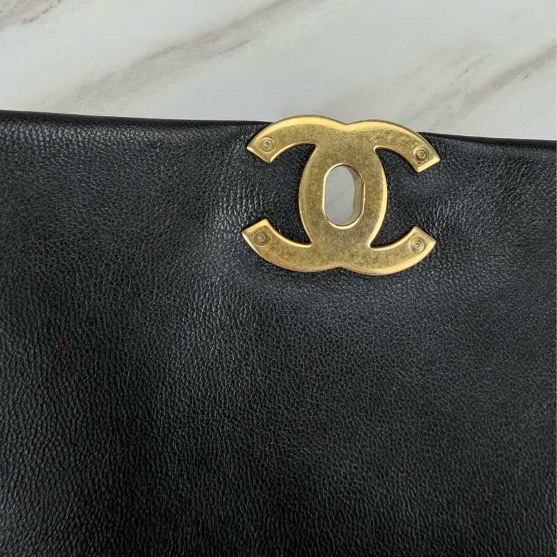 Chanel  19 Bag 菱格紋羊皮黑色金釦  金銀雙色鏈帶 小號 手提/肩背/斜背-16