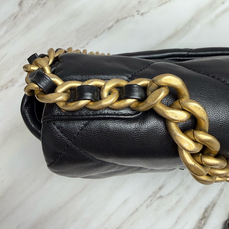 Chanel  19 Bag 菱格紋羊皮黑色金釦  金銀雙色鏈帶 小號 手提/肩背/斜背-18