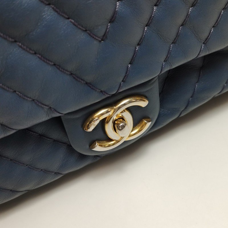 Chanel Flap Bag牛皮V紋絎縫雙C扣皮穿鏈單肩包-11