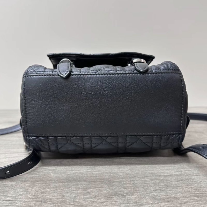 DIOR 黑銀菱格紋小羊皮後背包 18*23*7 98新配件塵袋-5