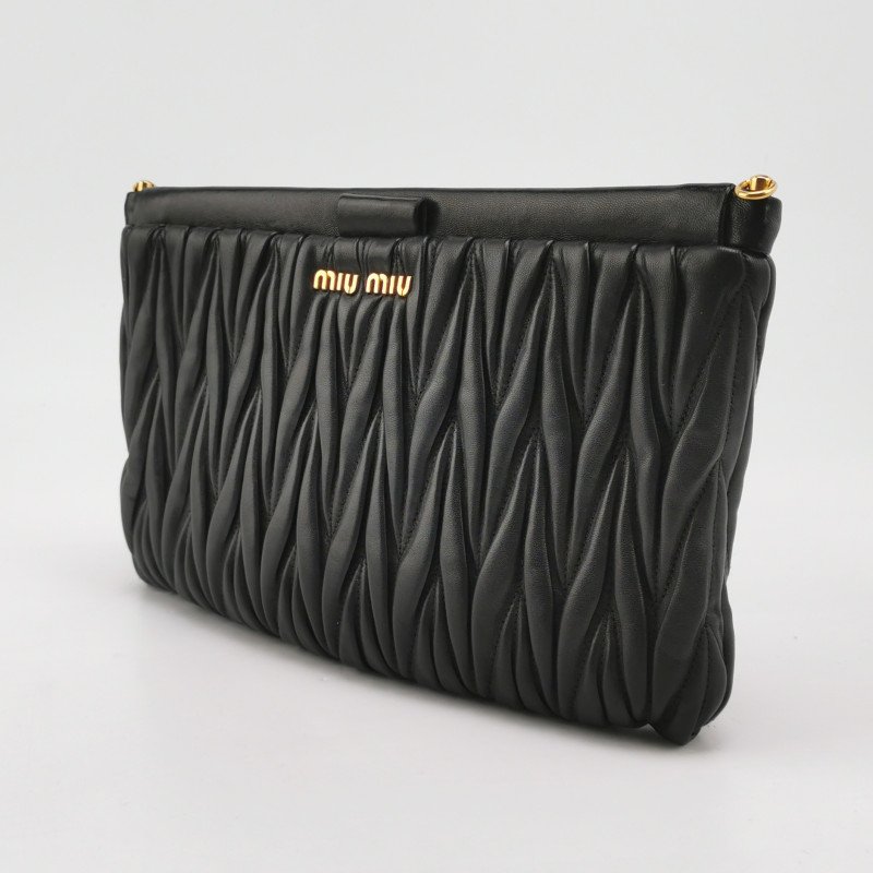 Miu Miu羊皮純色褶皺字母logo手拿包-1