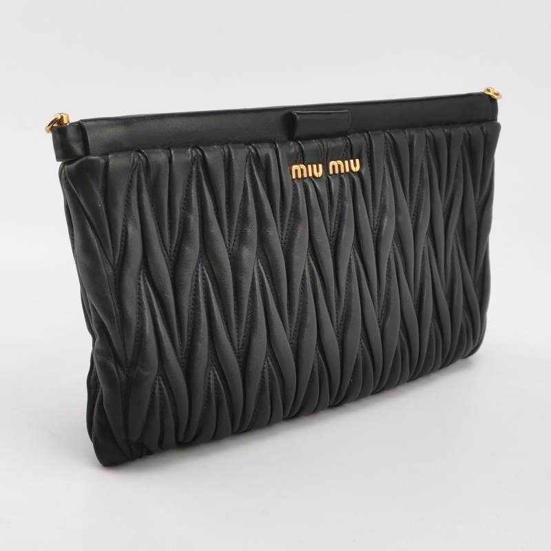 Miu Miu羊皮純色褶皺字母logo手拿包-2