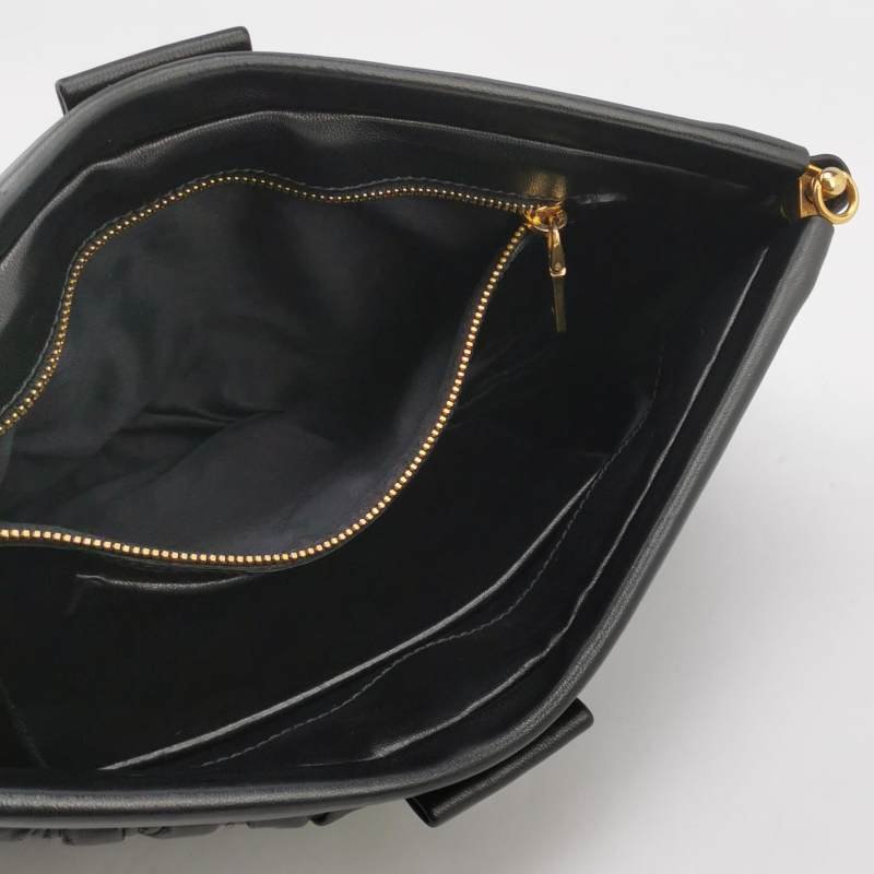 Miu Miu羊皮純色褶皺字母logo手拿包-5