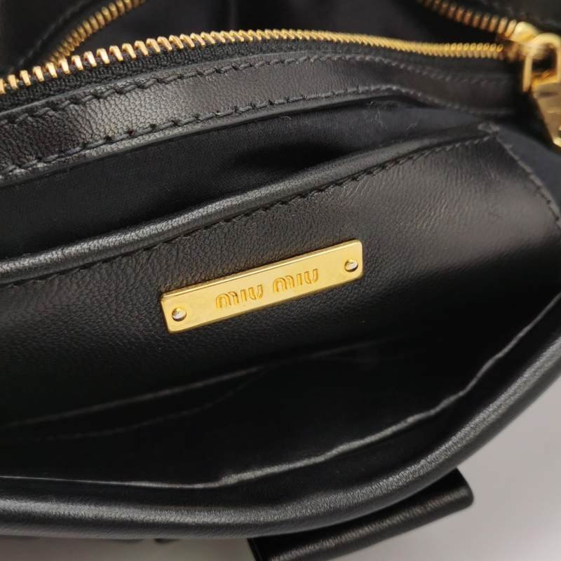 Miu Miu羊皮純色褶皺字母logo手拿包-6